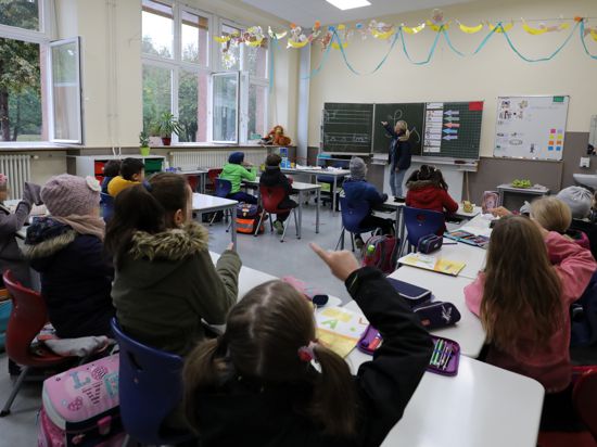 In der Schiller-Schule wird ein Klassenzimmer gelüftet. Die Schüler sitzen deswegen häufig mit Jacke im Unterricht.