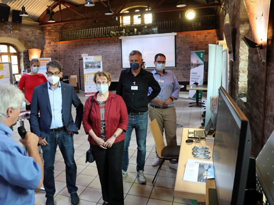 Schlaue Stromzähler im Fokus: Staatssekretär Andre Baumann und Bürgermeisterin Luczak-Schwarz (Dritter und Vierte von links) informieren sich in der Hoepfner-Burg über das Projekt „Smart East“.
