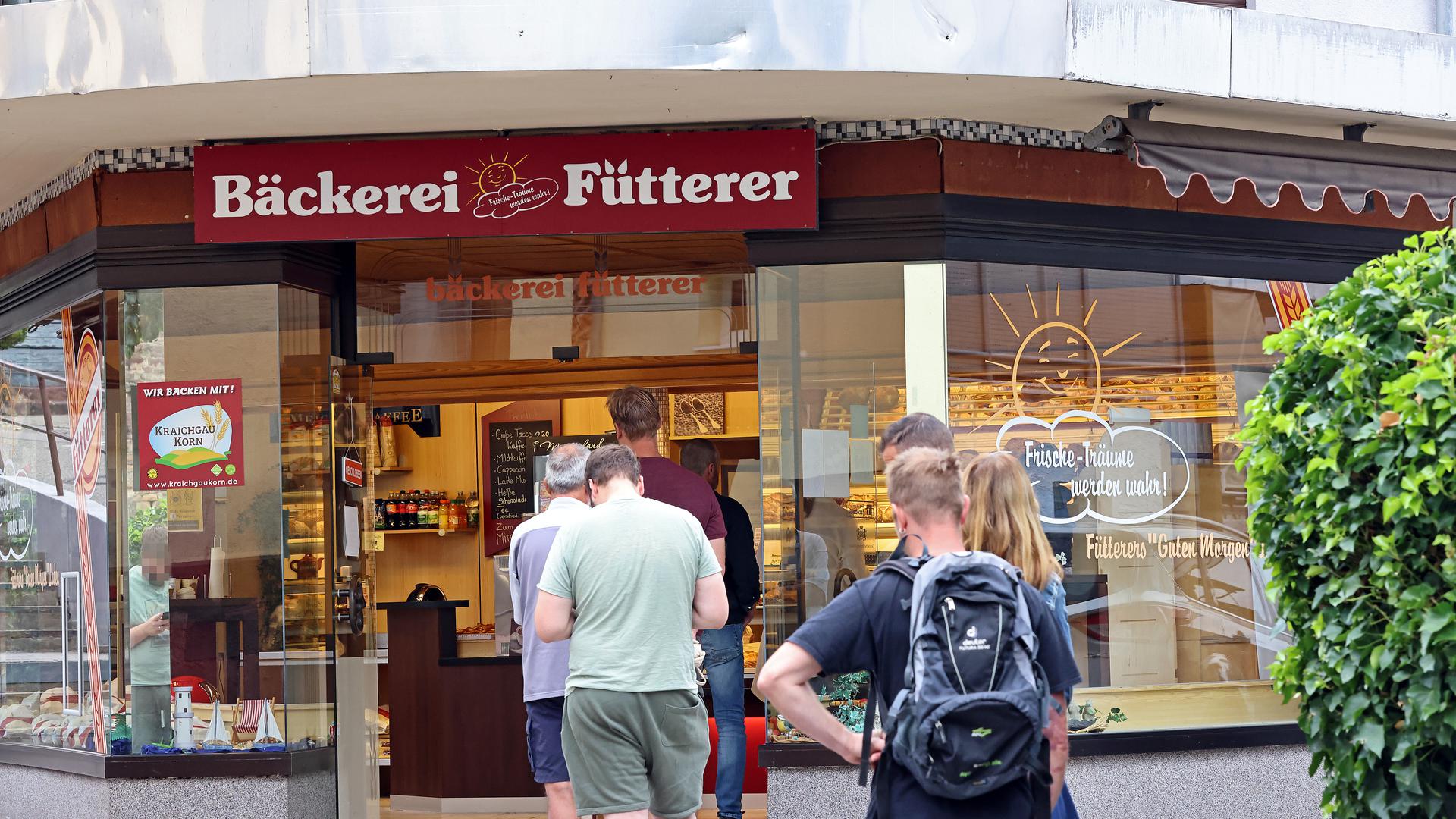 Erster Andrang: Die Bäckerei Fütterer in Grünwettersbach ist bereits in den frühen Morgenstunden des Sonntags eine stark nachgefragte Adresse.