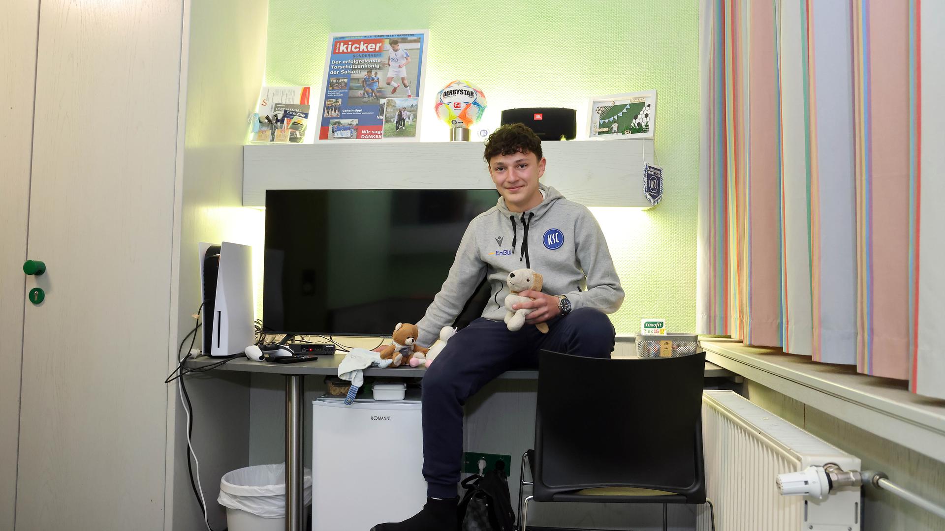 Niklas Behr, KSC-Juniorenspieler in seinem Zimmer in der Sportschule Schöneck in Karlsruhe-Durlach.