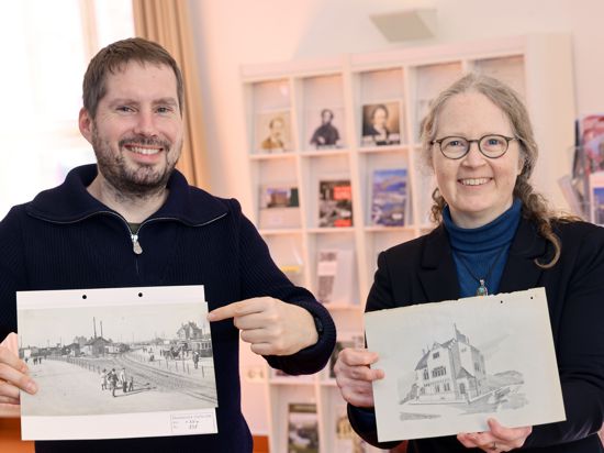 Eric Wychlacz und Katrin Dort vom Stadtarchiv zeigen Bilder vom alten Karlsruhe.