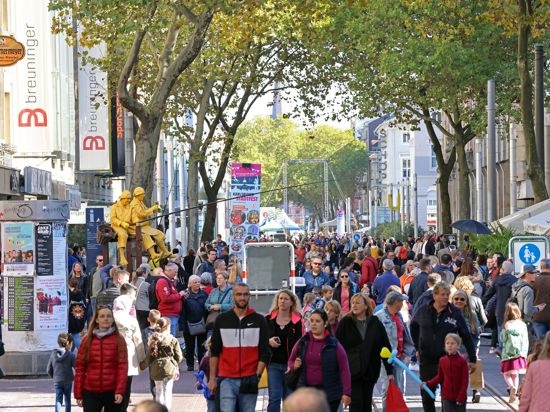Menschen beim Stadtfest in der Kaiserstraße.