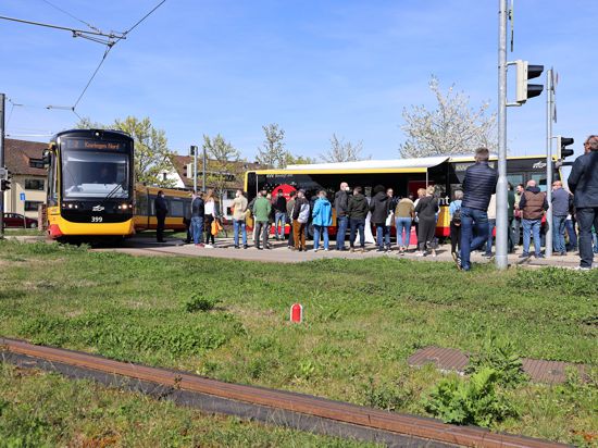 Es quietscht in den Kurven: Bei einem Vor-Ort-Termin mit Verantwortlichen der Verkehrsbetriebe nahe dem Wendehammer der Linie 2 in Knielingen sparten Anwohner nicht mit harter Kritik.