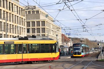 Straßenbahnen an der Ecke von Tullastraße und Durlacher Allee, im Hintergrund der Turmberg