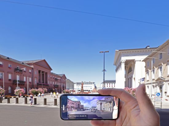 Der Karlsruher Marktplatz in „Look Around“ auf dem Smartphone und im Hintergrund im Original