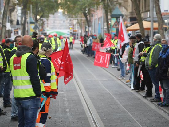 Warnstreik: Am Dienstag  folgten rund 1.300 Menschen einem Aufruf der Gewerkschaft Verdi. Unter anderem wurde auf der Kaiserstraße eine Menschenkette gebildet.