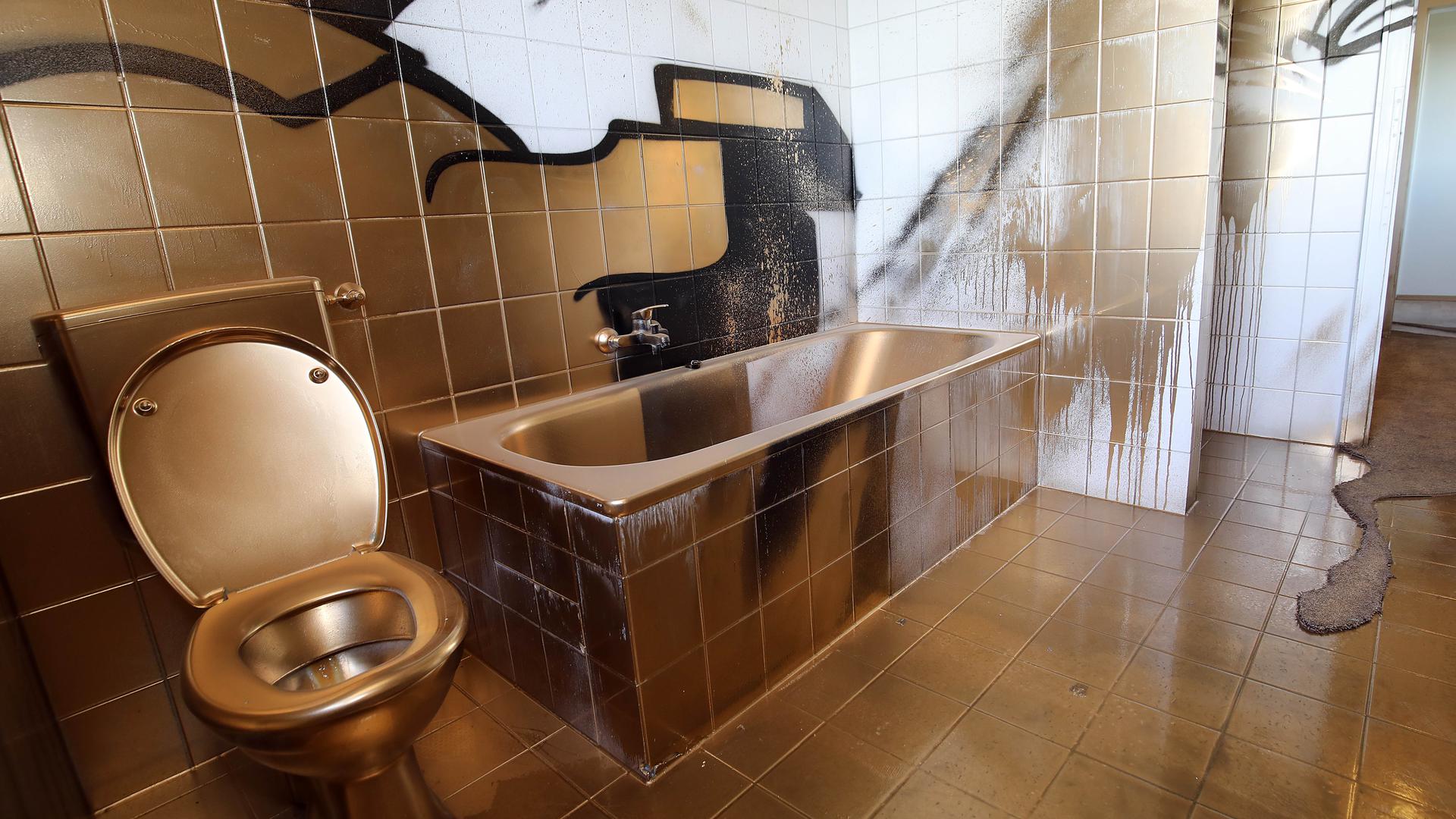 Dies ist nicht die gestohlene Gold-Toilette des Künstlers Maurizio Cattelan - sondern ein von Karlsruher Streetartisten „renoviertes” Badezimmer im Sybelcentrum.