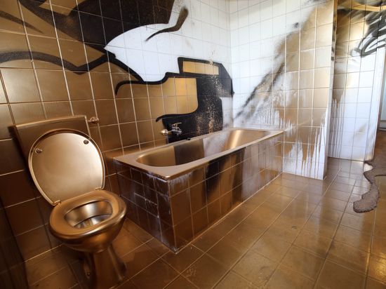 Dies ist nicht die gestohlene Gold-Toilette des Künstlers Maurizio Cattelan - sondern ein von Karlsruher Streetartisten „renoviertes” Badezimmer im Sybelcentrum.
