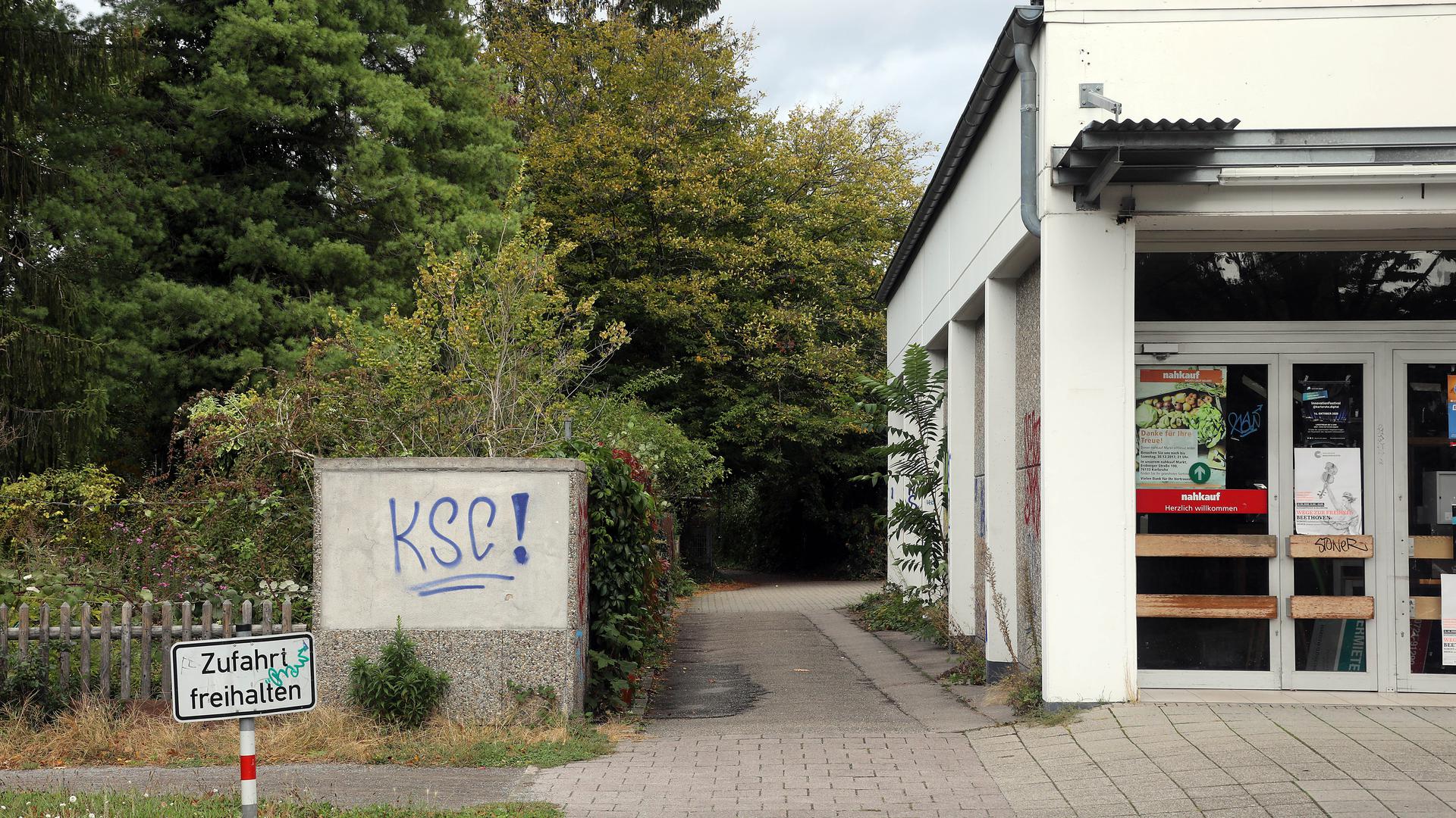 Tatort: In dieser Gasse neben einem ehemaligen Supermarkt in der Nordstadt kam im Juli ein 24-Jähriger gewaltsam zu Tode. Jetzt hat die Polizei die beiden mutmaßlichen Täter gefasst.