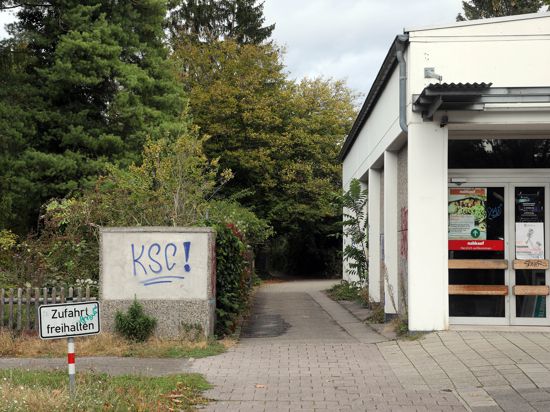Tatort: In dieser Gasse neben einem ehemaligen Supermarkt in der Nordstadt kam im Juli ein 24-Jähriger gewaltsam zu Tode. Jetzt hat die Polizei die beiden mutmaßlichen Täter gefasst.