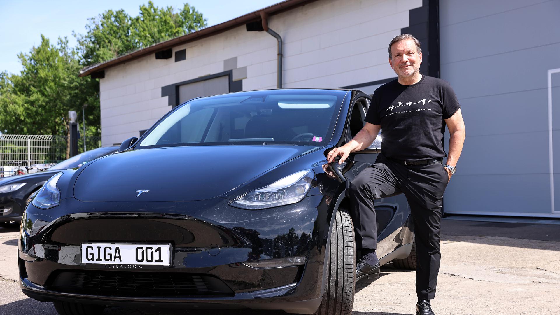 Weltweit einmalig: Der Karlsruher Rainer Puls besitzt das erste Model Y von Tesla, das in der Giga-Factory in Grünheide vom Band gerollt ist. Elon Musk hat ihm das Auto persönlich übergeben. 