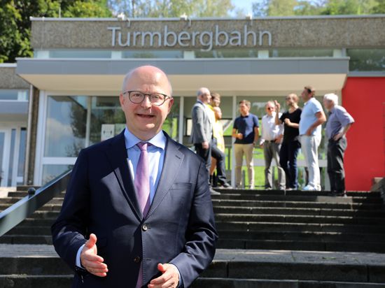 Der FDP-Bundestagskandidat für den Wahlkreis Karlsruhe, Michael Theurer, trifft sich im Wahlkampf am 25. August 2021 mit Parteifreunden an der Turmbergbahn in Durlach.