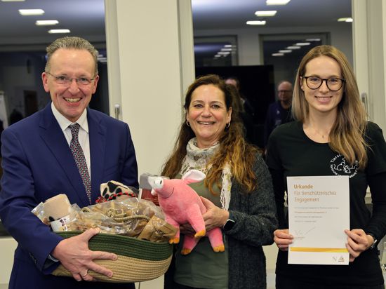 Bürgermeister Albert Käuflein überreicht den Tierschutzpreis stellvertretend an Marion Grünbacher und Katharina Schraft (von links) vom Tierschutzverein.
