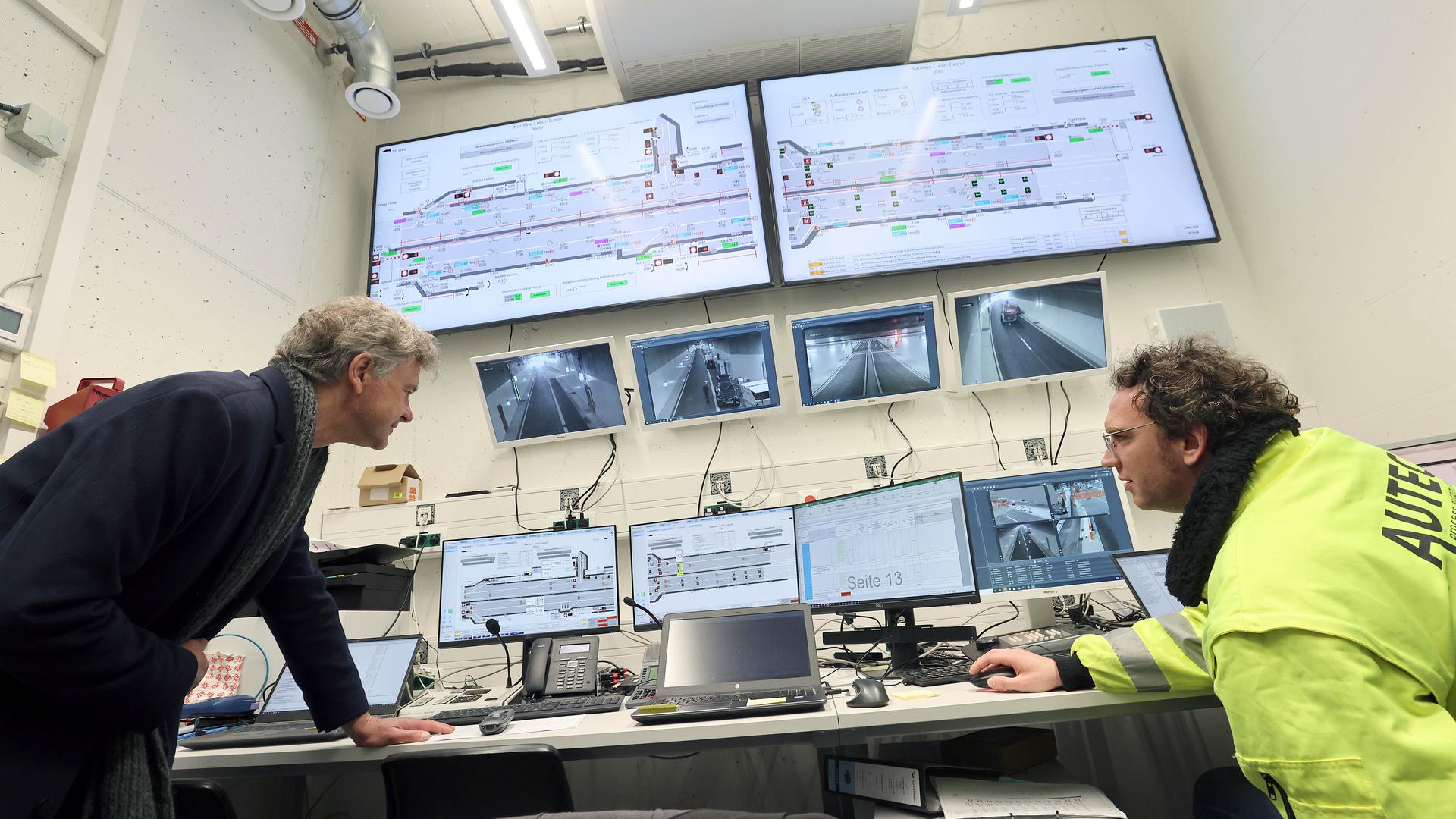 Tunnel-Leitstand: Oberbürgermeister Frank Mentrup (links) informiert sich bei Programmierer Johannes Seefluth über die komplexe Digitaltechnik unter Tage.
