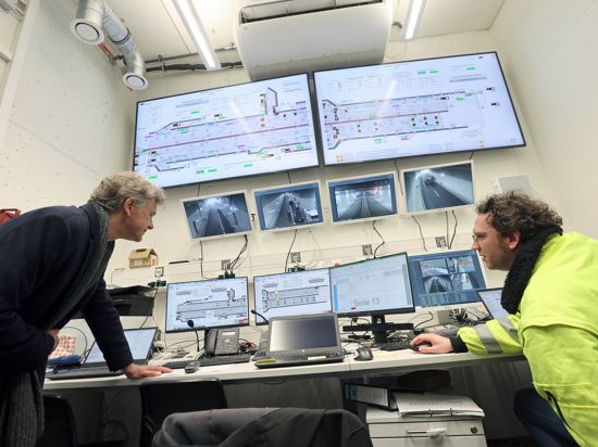Tunnel-Leitstand: Oberbürgermeister Frank Mentrup (links) informiert sich bei Programmierer Johannes Seefluth über die komplexe Digitaltechnik unter Tage.