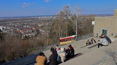 Karlsruher Lieblingsort: Die Turmberg-Terrasse erfreut sich auch bei knackigen Temperaturen großer Beliebtheit. Viele kommen mit dem Auto hier hoch, Romantiker aber bevorzugen die Bergbahn.