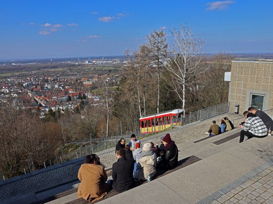 Karlsruher Lieblingsort: Die Turmberg-Terrasse erfreut sich auch bei knackigen Temperaturen großer Beliebtheit. Viele kommen mit dem Auto hier hoch, Romantiker aber bevorzugen die Bergbahn.