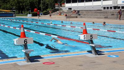 Schwimmer im Becken des Turmbergbads in Karlsruhe