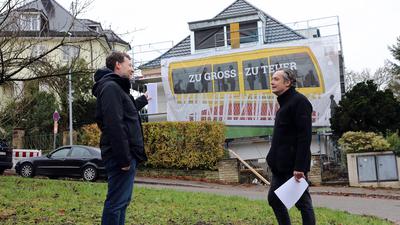 Am 8.12.2021 argumentieren gegen die geplante Verlängerung der Turmbergbahn in Durlach durch die Bergbahnstraße Seth Iorio (links) und Michael Huber von der Initiative „Zukunft Turmbergbahn“.