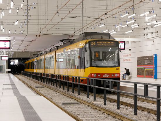 Tunnelverkehr: Großstädtisches Flair versprühen die unterirdischen Haltestellen wie hier am Ettlinger Tor/Staatstheater. Bahn-Nutzer schätzen vielfach das Ambiente in den hellen Hallen.