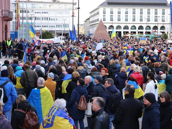 Ihre Solidarität mit der Ukraine zeigen die Menschen bei der Demo auf dem Karlsruher Marktplatz. Organisiert hat die Zusammenkunft der Verein Ukrainer in Karlsruhe.