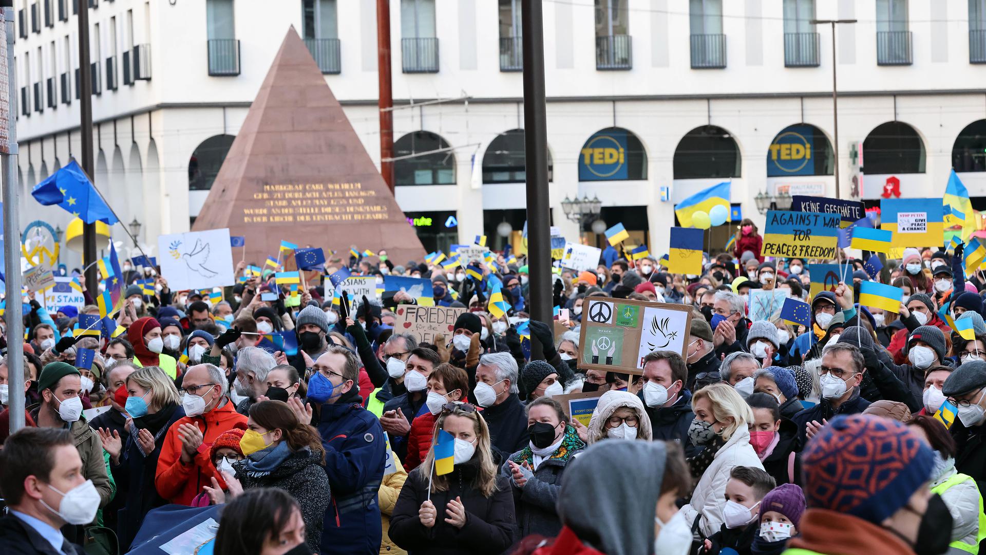 Zeichen für Frieden und Freiheit: Rund 3.000 Menschen haben am späten Sonntag Nachmittag auf dem Marktplatz bei einer Mahnwache ihre Solidarität mit der Ukraine bekundet. Unter anderem sprachen BVG-Präsident Stephan Harbarth und OB Frank Mentrup.