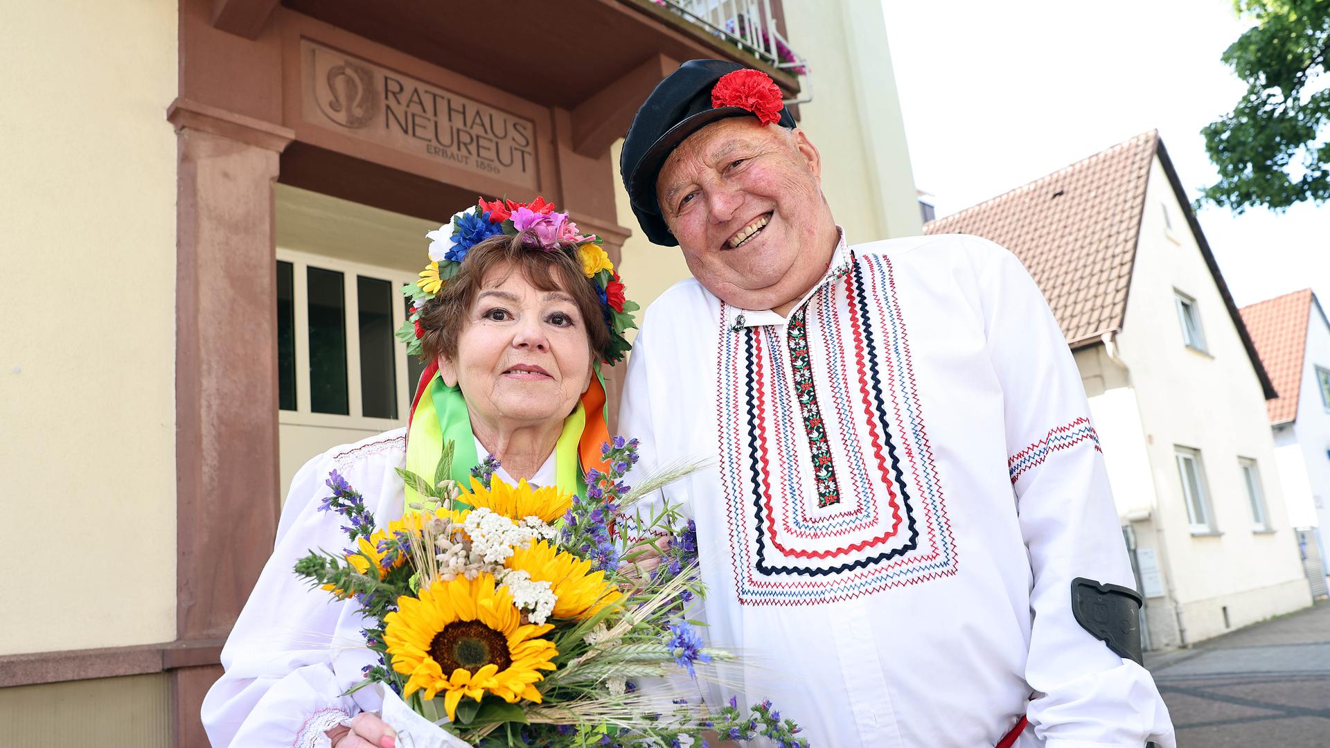Am 3. Juni 2022 heiraten in ukrainischer Tracht im Rathaus Neureut Larysa Valkova (71 Jahre alt) und Josef Richter (81 Jahre).