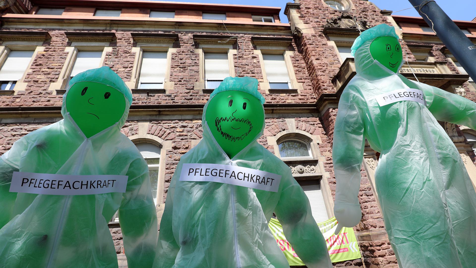 Protestaktion Verdi am Städtischen Klinikum mit Puppen aus grünen Luftballons