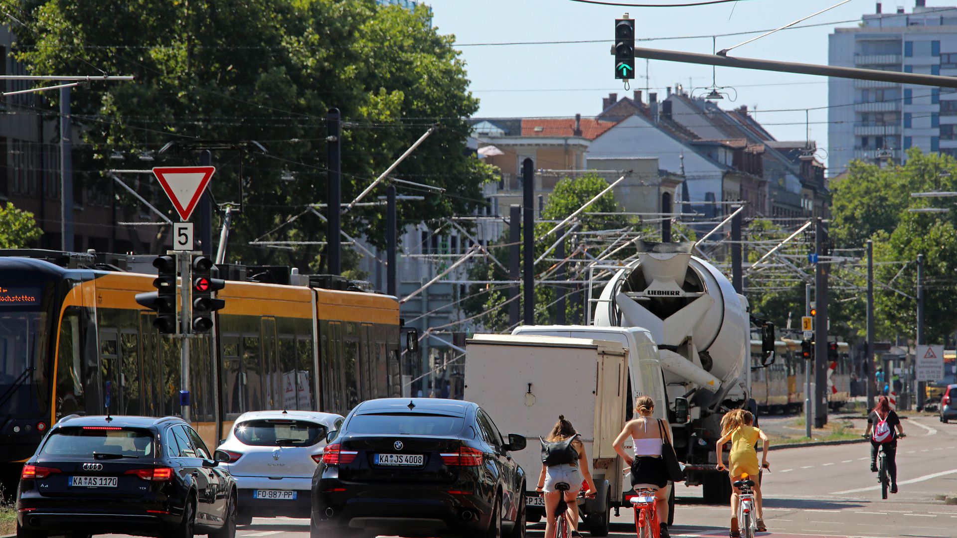 Im innerstädtischen Verkehr sind die Leute in Karlsruhe mit der Bahn, mit dem Auto oder mit dem Fahrrad unterwegs. 