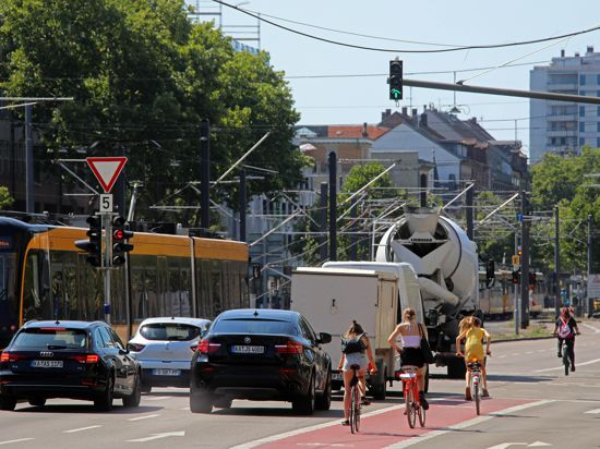 Im innerstädtischen Verkehr sind viele Leute in Karlsruhe mit der Bahn, mit dem Auto oder mit dem Fahrrad unterwegs. 