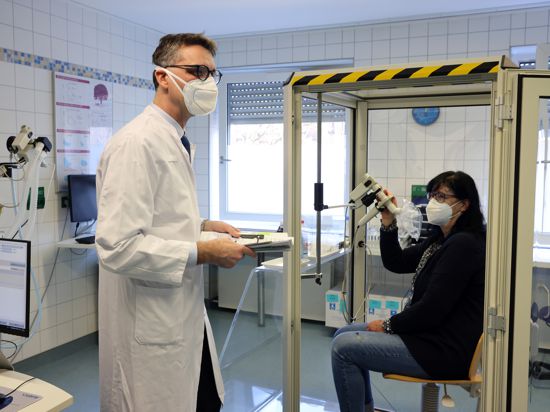 Konstantin Mayer ist seit 2019 Direktor der Klinik für Pneumologie in den ViDia-Kliniken. Zuvor war Mayer 14 Jahre lang an der Klinik für Innere Medizin der Justus-Liebig-Universität in Gießen tätig, wo er unter anderem auch Lungentransplantationen durchführte. 