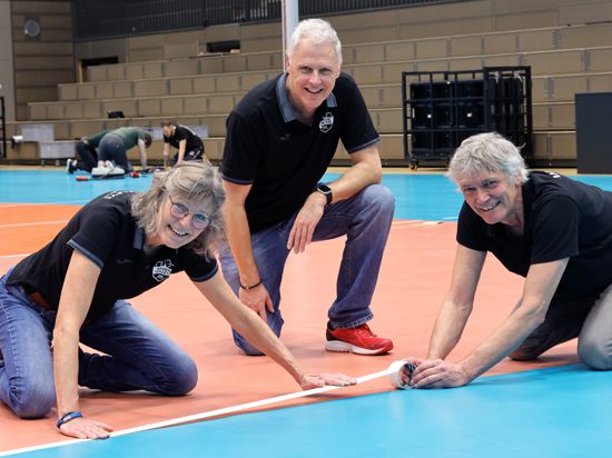 Ehrenamtliches Aufbauteam vor dem Volleyballspielen  in der Lina Radke Halle,  Foto: vorne: Birgitt und Karl-Josef Sandmeier,mi: Dieter Vollmar