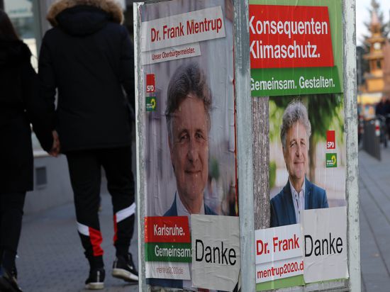 Der Gewinner sagt Danke: Unmittelbar nach dem Urnengang am Sonntag haben die Unterstützer von OB Frank Mentrup die Wahlplakate mit einem zusätzlichen Aufkleber versehen. Die Werbung am Wegesrand verschwindet aber bald komplett.