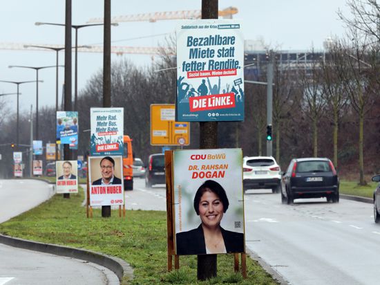 Ganz schön bunt: Die Parteien schwören die Karlsruherinnen und Karlsruher mit Tausenden Plakaten auf die Landtagswahl im März ein.
