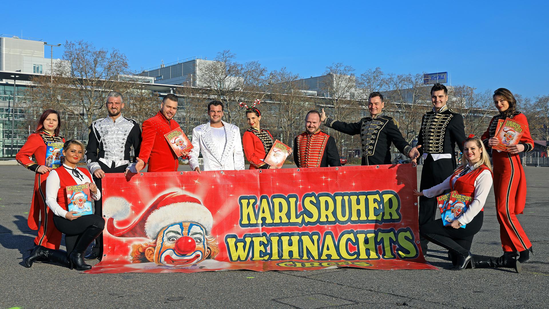 © Jodo-Foto /  Joerg  Donecker// 18.12.2020 Weihnachts-Circus in Karlsruhe auf dem Messplatz als Zeichen / Foto: ohne Abstand, da laut Herrn Joachim Sperlich (4.v.re)  alle aus einem Haushalt sind,                -Copyright - Jodo-Foto /  Joerg  Donecker Sonnenbergstr.4  D-76228 KARLSRUHE TEL:  0049 (0) 721-9473285 FAX:  0049 (0) 721 4903368  Mobil: 0049 (0) 172 7238737 E-Mail:  joerg.donecker@t-online.de Sparkasse Karlsruhe  IBAN: DE12 6605 0101 0010 0395 50,
BIC: KARSDE66XX Steuernummer 34140/28360 Veroeffentlichung nur gegen Honorar nach MFM zzgl. ges. Mwst.  , Belegexemplar und Namensnennung. Es gelten meine AGB.