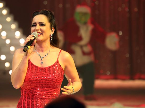 Weihnachtliche Weisen: Beim Karlsruher Weihnachtscircus ist Sängerin Karen McDawn für die festliche Stimmung zuständig.