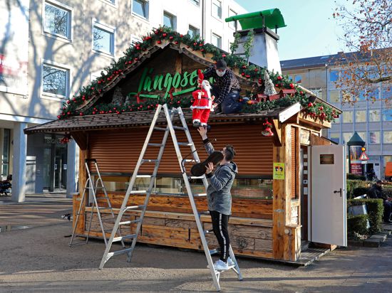 Schluss mit Weihnachtsmarkt: Wie hier am Friedrichsplatz bauen alle Schausteller ihre Buden zum Beginn des Lockdowns ab. 