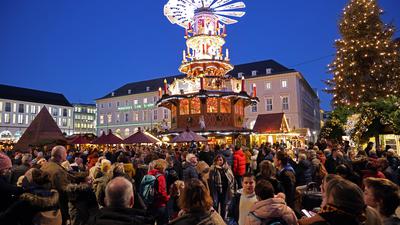 Am frühen Abend zog es die Karlsruher auf den Marktplatz zum Christkindlesmarkt, nachdem es sich schon am Mittag die ersten Gäste das Essensangebot an den Buden schmecken ließen.