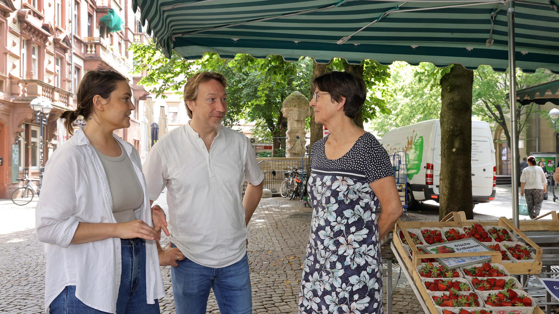 Agnes Matoga, Michael Janoschka und Martina Hillesheimer im Gespräch auf dem Karlsruher Werderplatz.