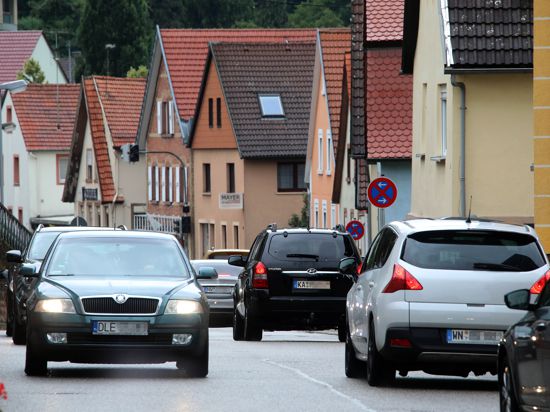  Verkehr in der Ortsdurchfahrt Wettersbach,   Autos drängen sich im Ortskern