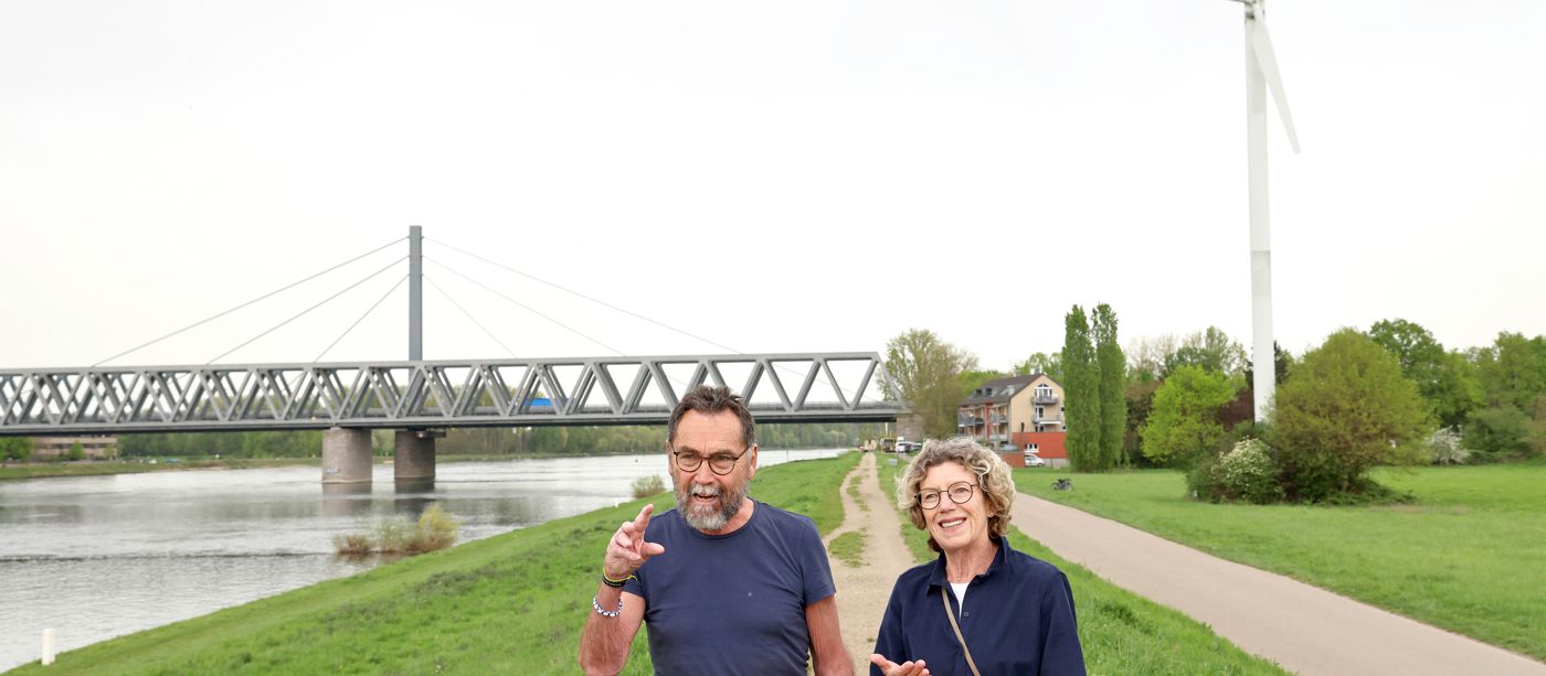 Ein Mann und eine frau stehen vor dem Windrad bei der Rheinbrücke in Karlsruhe