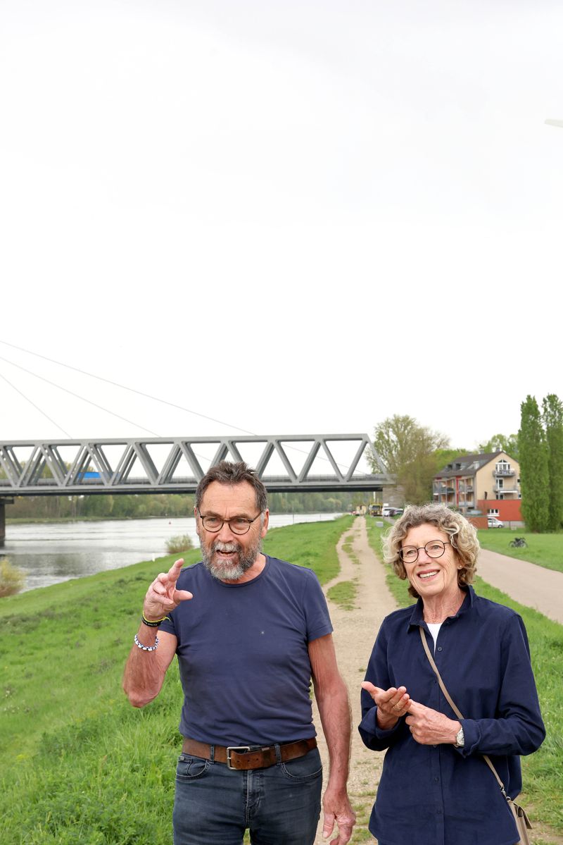 Ein Mann und eine frau stehen vor dem Windrad bei der Rheinbrücke in Karlsruhe