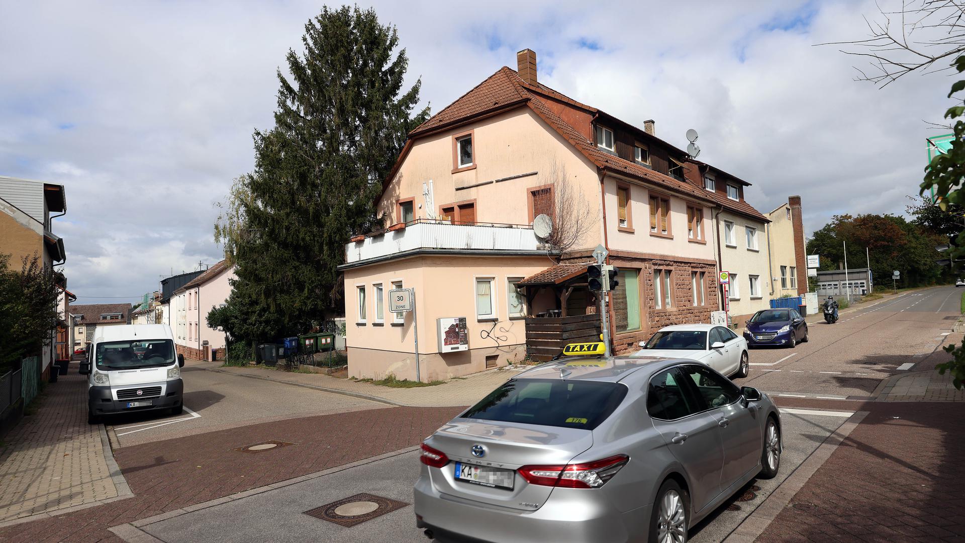 Sandstein des Anstoßes: Das sanierungsbedürftige Wohnhaus an der Steinkreuzstraße ist der Ortsverwaltung Wolfartsweier ein Dorn im Auge. Die Eigentümer haben aber offenbar kein Interesse an einer Sanierung. 