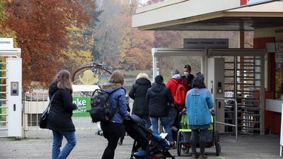 Kleine Schlangen am Eingang: Auch in den Karlsruher Zoo dürfen seit Mittwoch nur noch Menschen, die einen Geimpft- oder Genesenen-Status nachweisen können.