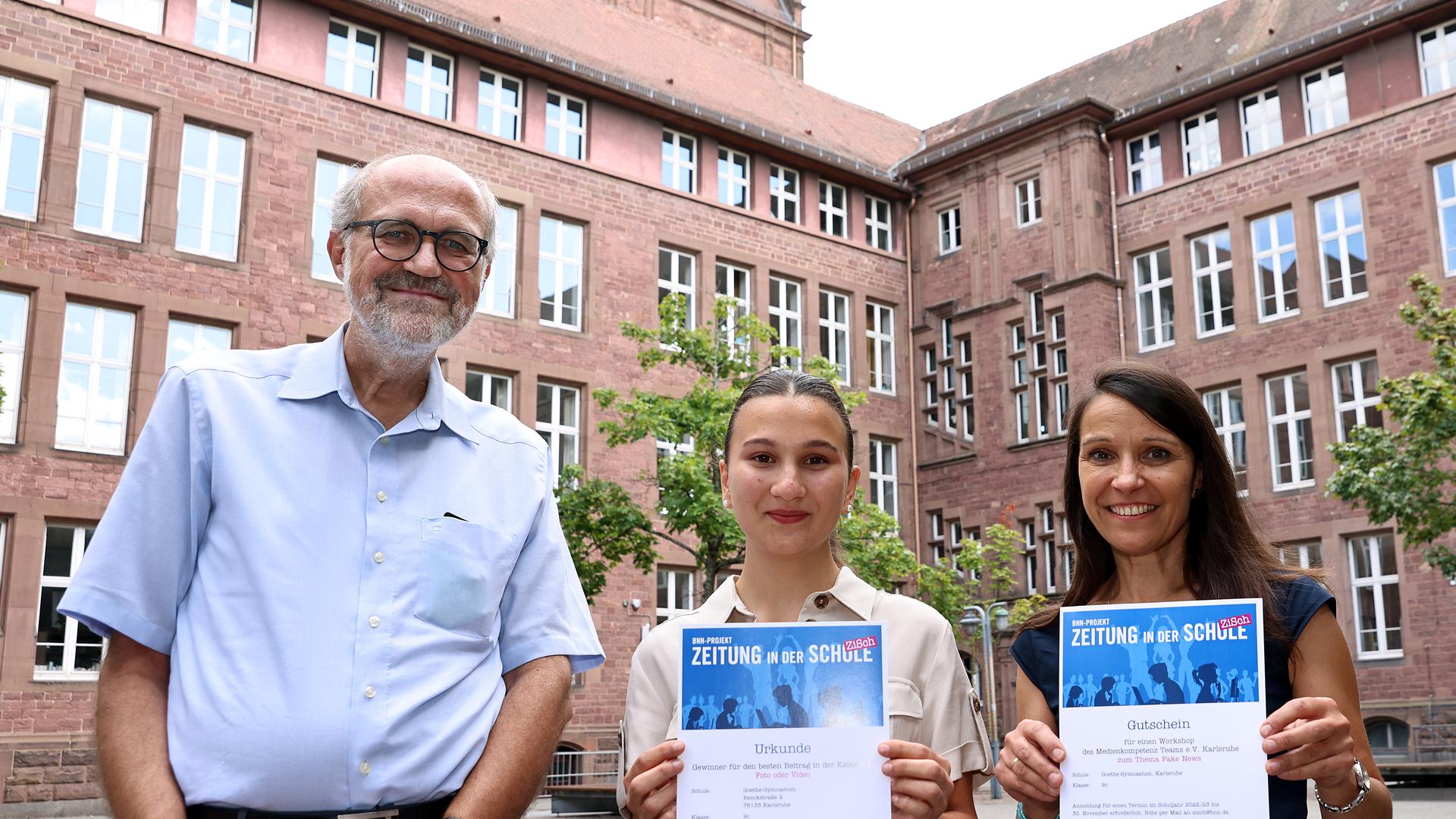 Glückliche Preisträgerin: Derya Marie Orhan (Mitte), umrahmt von Schulleiter Albrecht Aichelin und Lehrerin Katarzyna Suchomski.