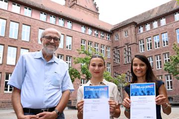 Glückliche Preisträgerin: Derya Marie Orhan (Mitte), umrahmt von Schulleiter Albrecht Aichelin und Lehrerin Katarzyna Suchomski.