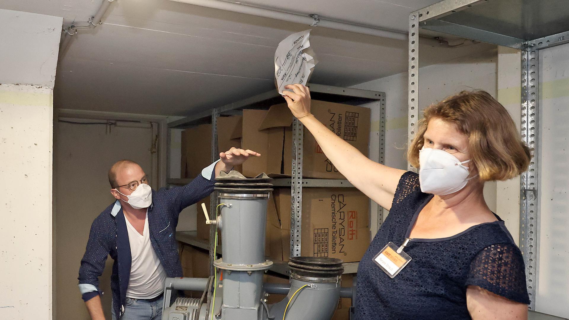 Renate Straub zeigt Teilnehmer Daniel Baur eine Handpumpe für den Luftaustausch im Bunker. 