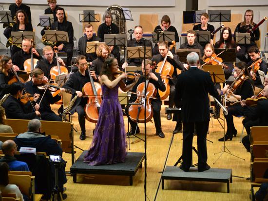 Katharina Uhde (Violine, stehend) und die Philharmonie des KIT unter Leitung von Nikolaus Indlekofer gaben ein gefeiertes Konzert im Audimax.
