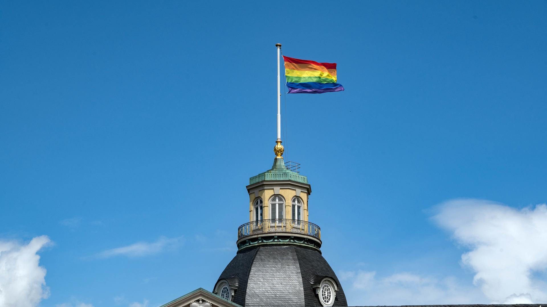 Am 5. Juni hisst das Badische Landesmuseum wieder die Regenbogenflagge auf dem Karlsruher Schlossturm.