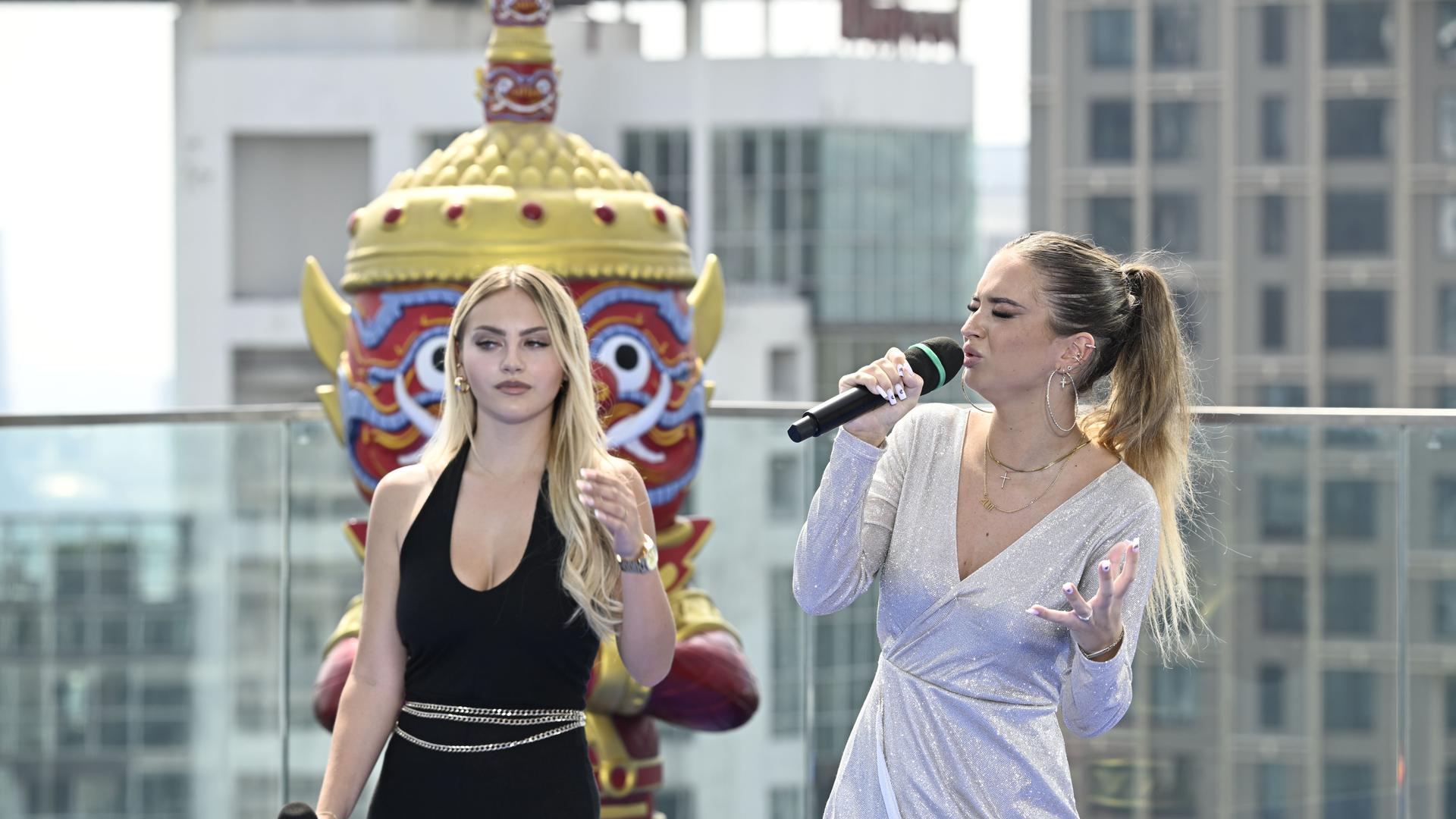 Marleen Schäfer (l.) und Monika Gajek bei ihrem Auftritt auf dem Hotel-Roofto in Bangkok. Sie singen das Lied „Skyfall“.